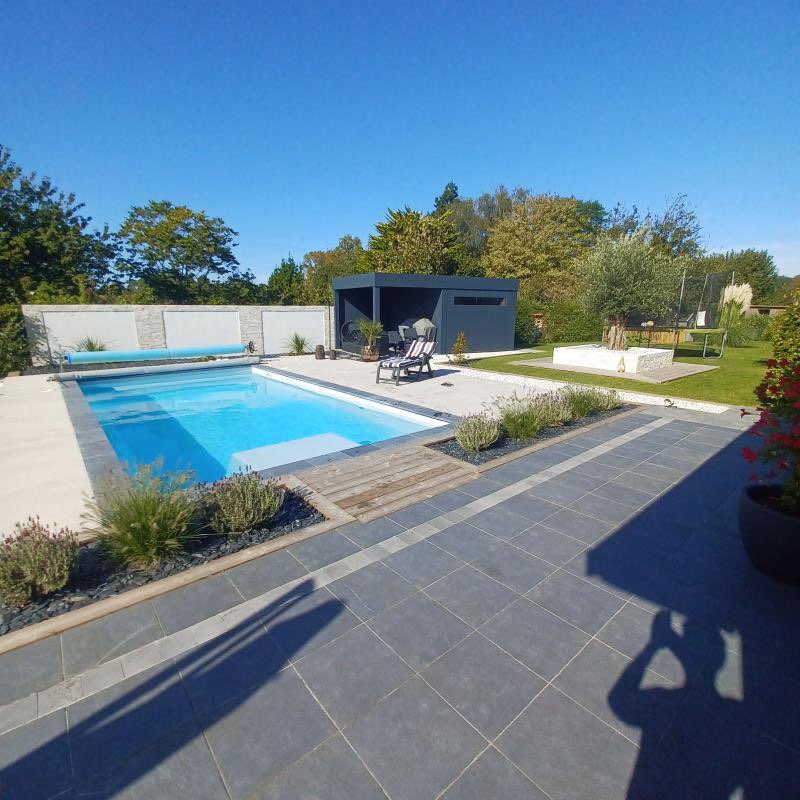 Poolhouse alu installé au bord d'une piscine